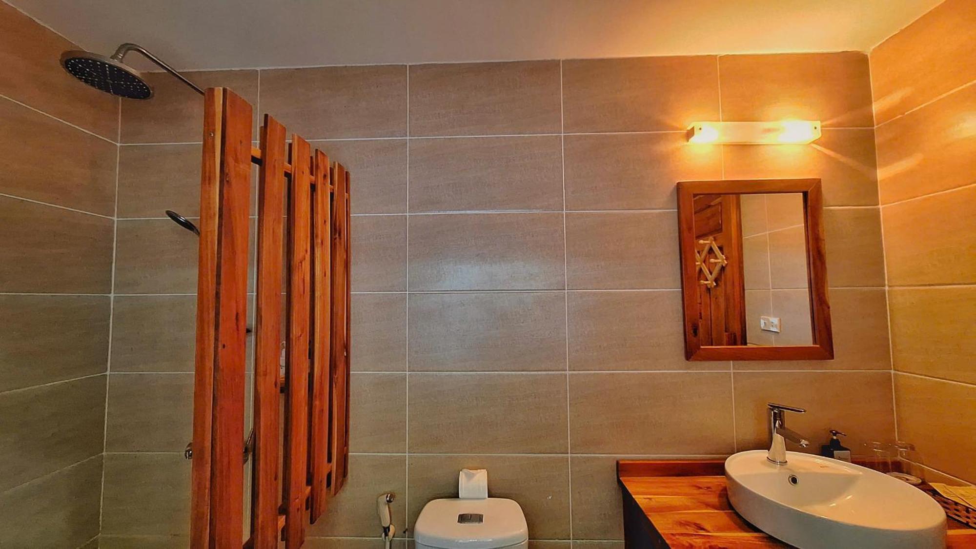 Deluxe Doppelzimmer mit seitlichem Meer- & Gartenblick